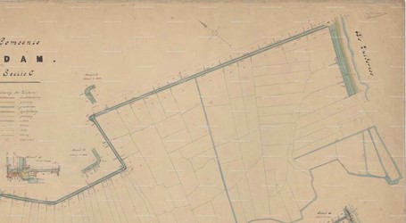 <p>Kadastrale kaart van Edam, sectie C nr. 10 met het zuidelijk deel van het plangebied uit 1896 Het gebied bestond tot aan het einde van de negentiende eeuw volledig uit onbebouwd terrein, bestaande uit weilanden met kavelsloten. Bovenaan is het verloop van de Broekgouw te zien. (Waterlands Archief)</p>
